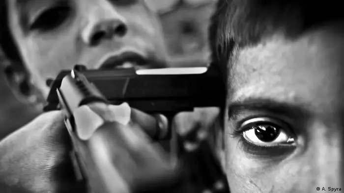 Aus dem Langzeitprojekt Kashmir. Ein Junge hält einem anderen eine Pistole an den Kopf. (Foto: A. Spyra)