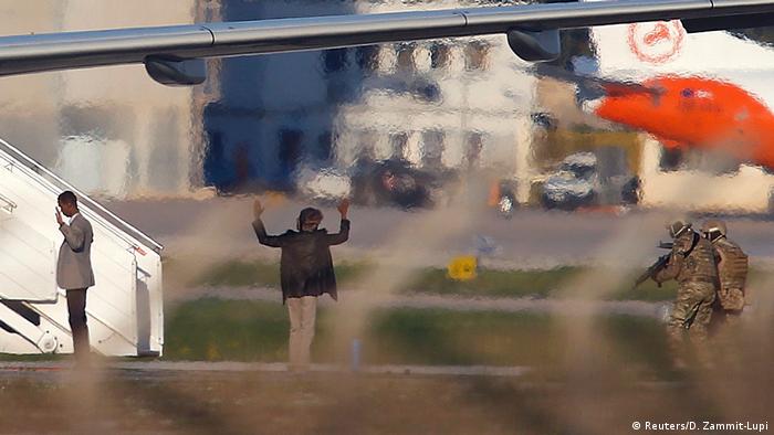 Libyen Entführer des Afriqiyah Airways Airbus A320 ergeben sich im Malta-Flughafen (Reuters/D. Zammit-Lupi)