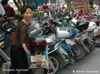 Mobilität in China heute: Voller Freude steigen immer mehr auf den führerscheinfreien, bequemen, flinken Motorroller um – vor allem Frauen. Viele Roller fahren schon umweltschonend mit Akkustrom- statt Benzinmotor.