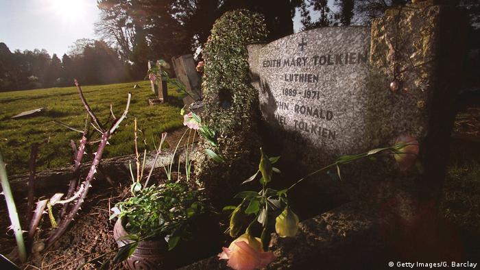 Spomenik Tolkinu i njegovoj supruzi. Sahranjeni su u Oksfordu.