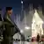 Italien Mailand Sicherheitskräfte vor Mailänder Dom mit Weihnachtsbaum