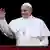 Папа римский во время послания Urbi et Orbi 25 декабря