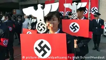 Taiwan - Schule entschuldigt sich für Nazi-Performance