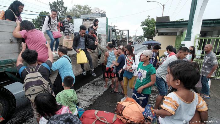 Philippinen flüchten vor Taifun Nock-Ten (picture alliance/dpa/)