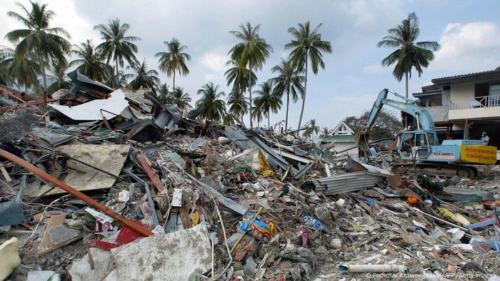 Indian Ocean Tsunami Remembered 15 Years On News Dw 26 12 19