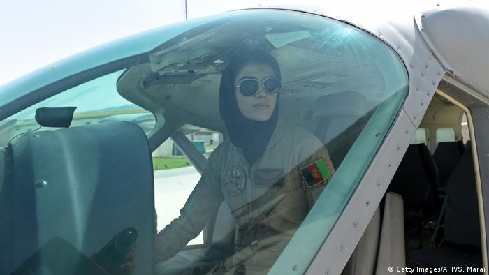 Afghanistan erste Luftwaffenpilotin