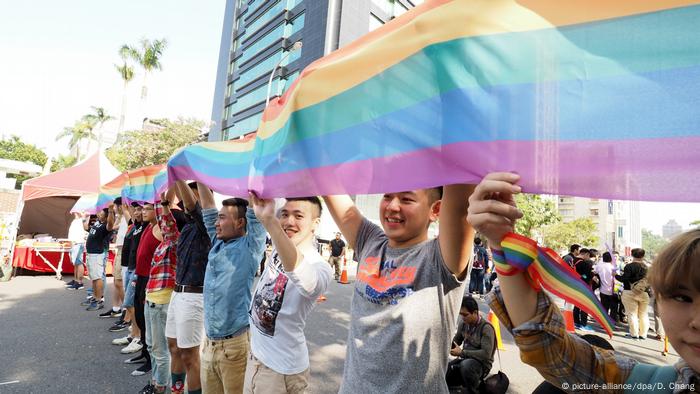 Taiwan Teipeh - Regenbogenflagge vor dem Parlament
