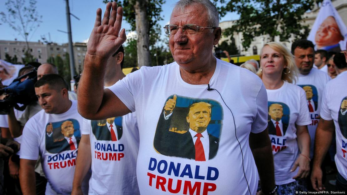 Šešelj, s podignutom rukom i pobornicima u Beogradu: svi obučeni u majicu sa slikom Trampa