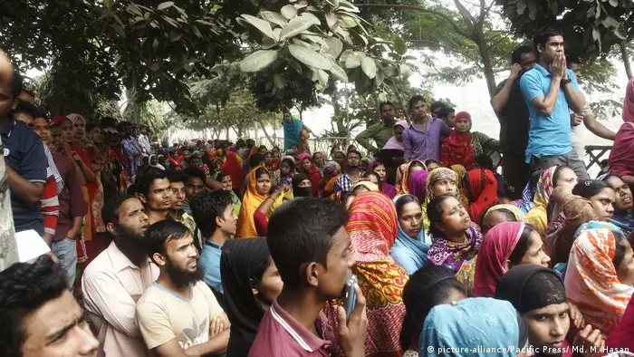 Bangladesh | Textilarbeiter protestieren für Mindestlohn (picture-alliance/Pacific Press/ Md. M. Hasan)