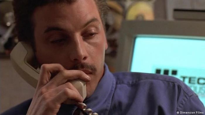 Skeeth Ulrich als Kevin Mitnick im Film Takedown. Er spricht am Telefon vor einem Computerbildschirm (Foto: Dimension Films)