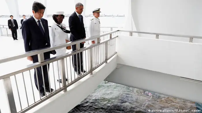 USA Barack Obama und Shinzo Abe auf dem USS Arizona Memorial in Honolulu