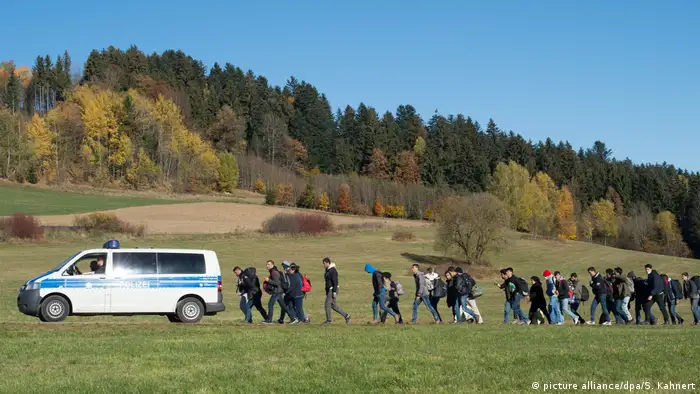 Deutschland Flüchtlinge überqueren der Grenze von Österreich nach Deutschland