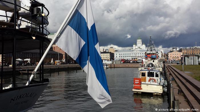 Finnland Fahne im Hafen von Helsinki