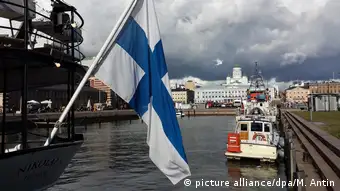 Finnland Fahne im Hafen von Helsinki