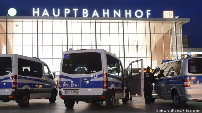 Polizei bewacht den Koelner Hauptbahnhof