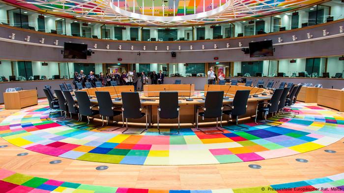 Uno de los principales retos de Malta será buscar un acuerdo sobre nuevo sistema de asilo europeo y el reparto de los refugiados. El país más pequeño del bloque pertenece a la UE desde 2004 y cuatro años más tarde se unió a la zona euro. La república insular se sitúa entre Libia e Italia, en la ruta que centenares de miles de refugiados, sobre todo procedentes de África, buscan un futuro en Europa. Malta releva así a Eslovaquia en la presidencia rotatoria del bloque. 02.01.2017
