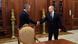 Sergej Schoigu und Wladimir Putin reichen sich die Hand Sergej Schoigu und Wladimir Putin reichen sich die Hand