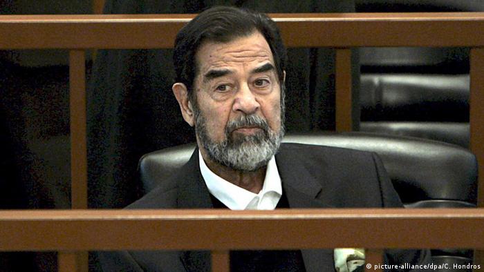 Irak Saddam Hussein im Gerichtssaal (picture-alliance/dpa/C. Hondros)