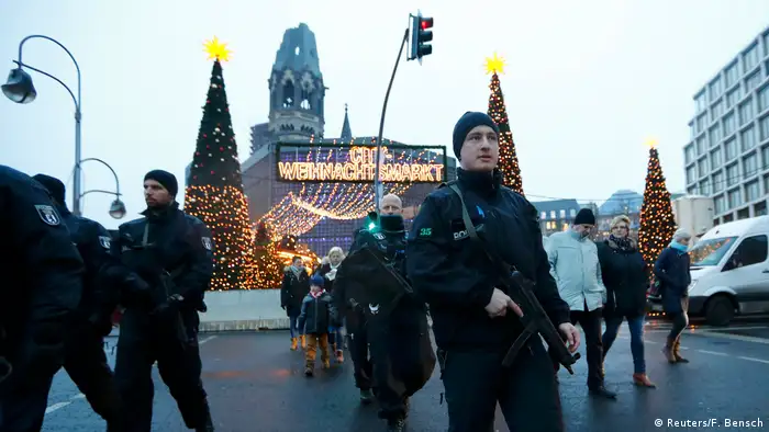 Deutschland Berlin - Polizei patroulliert am wieder geöffneten Weihnachtsmarkt am Breitscheidplatz