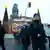 Deutschland Berlin - Polizei patroulliert am wieder geöffneten Weihnachtsmarkt am Breitscheidplatz
