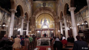 Crowds attack Coptic Church in Egypt – DW – 12/24/2017