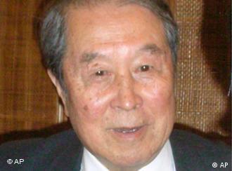 یوایشیرو نامبو، محقق ژاپنی‌تبار در دانشگاه شیکاکو که همراه با دو دانشمند ژاپنی جایزه نوبل فیزیک را از آن خود کرده‌اند