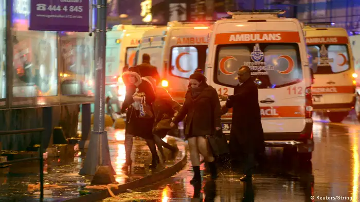 Türkei Istanbul - Menschen flüchten von Nachtclub nach Attacke (Reuters/Stringer)