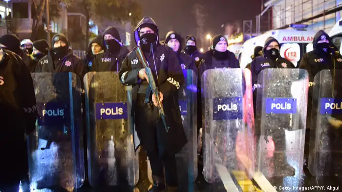 Türkei Istanbul - Polizei sichert Nachtclub nach Angriff (Getty Images/AFP/Y. Akgul)