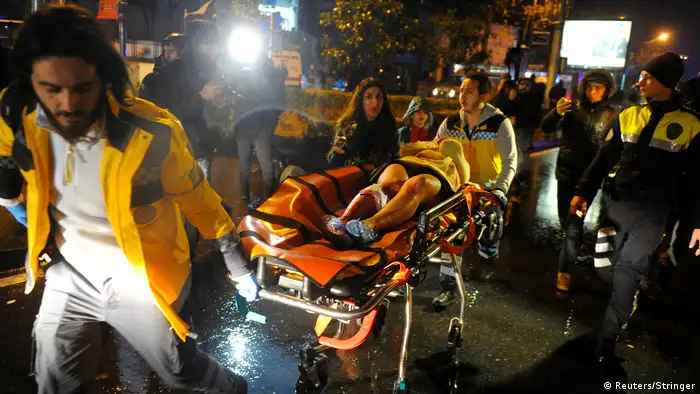 Türkei Istanbul - Sanitäter transportieren verletzte nach Angriff auf Nachtclub (Reuters/Stringer)