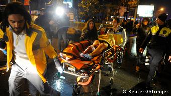 Türkei Istanbul - Sanitäter transportieren verletzte nach Angriff auf Nachtclub