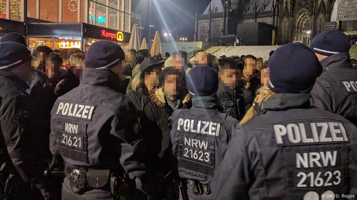 La retención preventiva de cientos de norafricanos en Nochevieja en Colonia ha abierto del debate sobre un supuesto trato racista de la Policía. La medida de la Policía de la ciudad de Colonia tuvo como objetivo impedir abusos sexuales o robos masivos como los ocurridos hace un año, principalmente protagonizados por inmigrantes de esa procedencia. (2.01.2017)