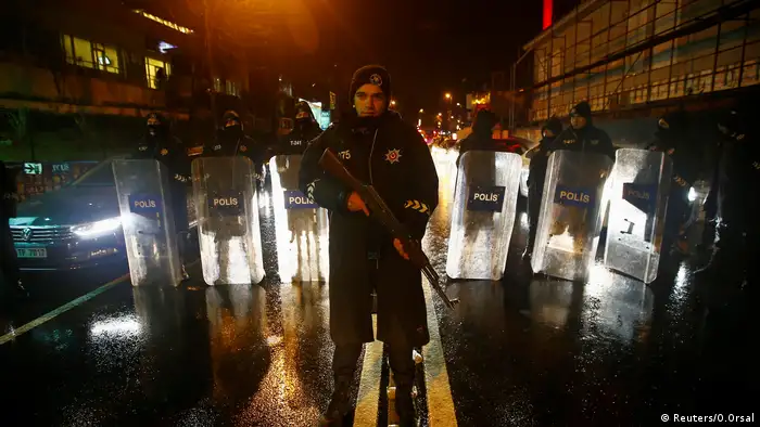 La operación policial para su búsqueda y captura del o de los responsables del atentado en Estambul está en curso, según el ministro turco del Interior, Süleyman Soylu. Según la cadena pública turca TRT, se han identificado hasta ahora 20 de los 39 muertos -25 hombres y 14 mujeres- por el ataque. (1.1.2017)