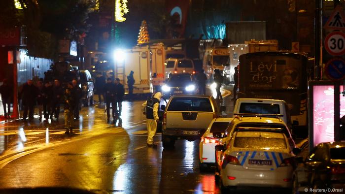 Spezialisten untersuchen die Umgebung des Nachtclubs Reina (Foto: Reuters/O.Orsal)