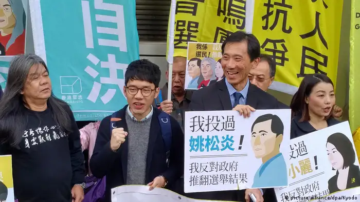 China 4 pro-democracy Abgeordnete erscheinen zur Anhörung in Hongkong