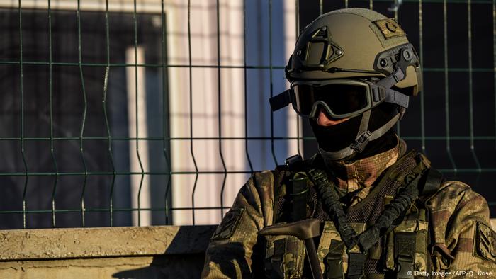 La policía turca detuvo en Estambul a ocho personas por supuesta implicación en el ataque terrorista en el club Reina de Estambul luego de que la organización terrorista Estado Islámico se atribuyera el atentado. Aún continúan las pesquisas. (2.01.2017)
