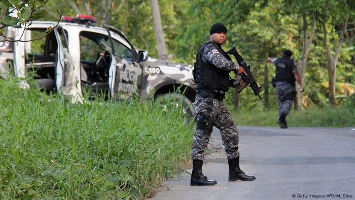 Al menos 33 personas murieron en un nuevo incidente en una cárcel brasileña, sólo cuatro días después de una masacre que dejó 56 muertos en otra prisión, según informaron medios locales citando a fuentes oficiales. Una sangrienta revuelta dejó ya 56 muertos entre el día de Año Nuevo y el lunes en el establecimiento carcelario Anísio Jobim, de Manaos, en la Amazonía brasileña. (6.01.2017)