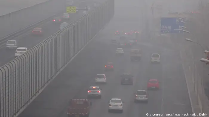 China Smog in Dalian (picture-alliance/Imaginechina/Liu Debin)