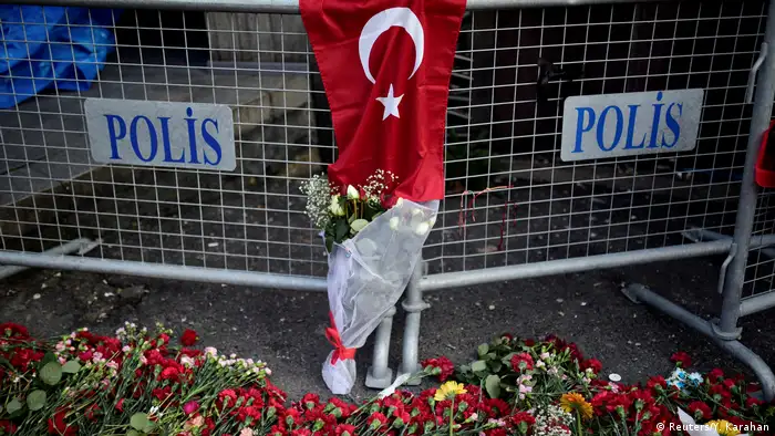 Türkei Blumen vor dem Reina Nachtclub in Istanbul