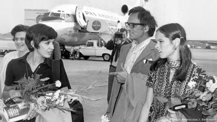 Carlos Saura und seine Lebensgefährtin Geraldine Chaplin werden auf dem Rollfeld des damaligen Flughafens Tempelhof in Berlin anlässlich der Berlinale von einer Frau in Empfang genommen.