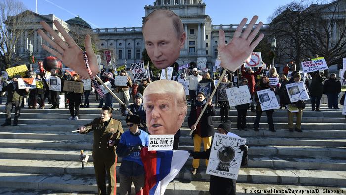 Karikatur Trump als Marionette von Putin (picture-alliance/Zumapress/B. Slabbers)