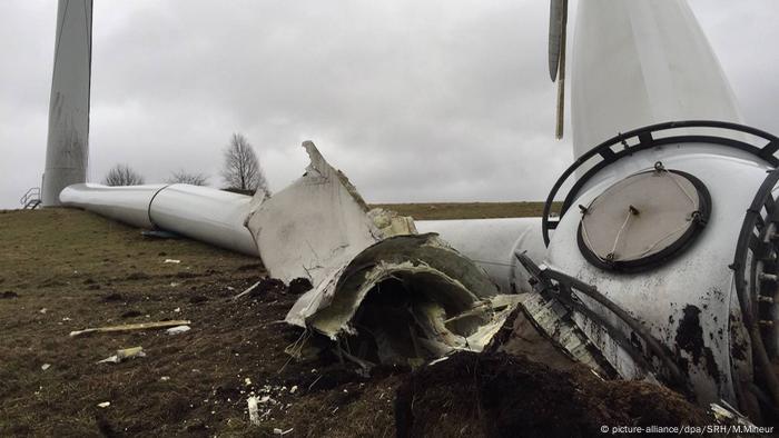 Une image montrant une éolienne effondrée à Neue Wollmstorf, Allemagne