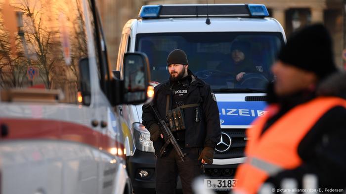 La Fiscalía General de Alemania ordenó allanar este 3 de enero la vivienda de un posible ayudante de Anis Amri, sindicado del ataque terrorista contra un mercadillo navideño en Berlín, en donde murieron 12 personas. 03.01.2017