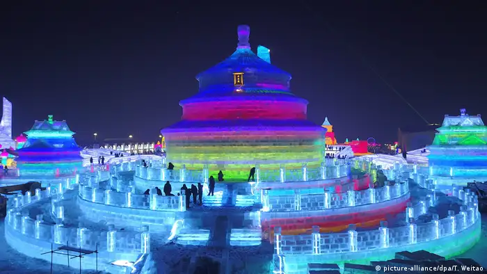 China Harbin Eisskulpturen (picture-alliance/dpa/T. Weitao)