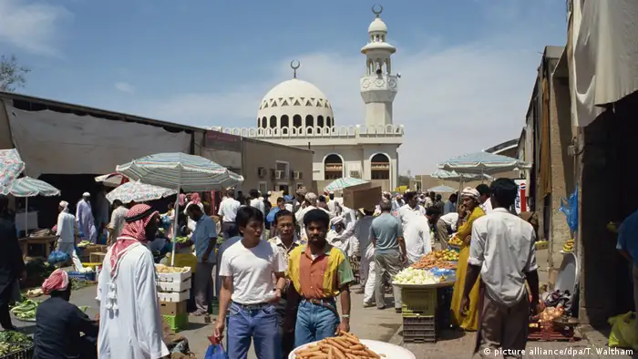 Arabische Emirate Gemüsemarkt Souk in Abu Dhabi (picture alliance/dpa/T. Waltham)