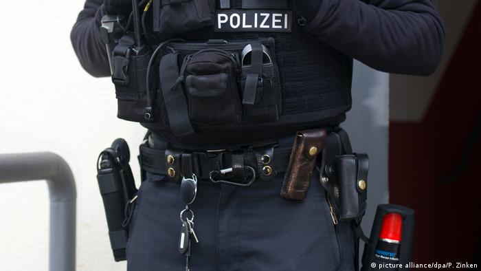 Deutschland Symbolbild Razzia Polizei (picture alliance/dpa/P. Zinken)