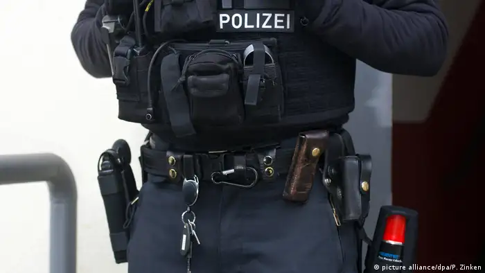 Deutschland Symbolbild Razzia Polizei (picture alliance/dpa/P. Zinken)