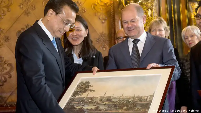 Deutschland Chinas Ministerpräsident besucht Wirtschaftskonferenz (picture alliance/dpa/A. Heinken)