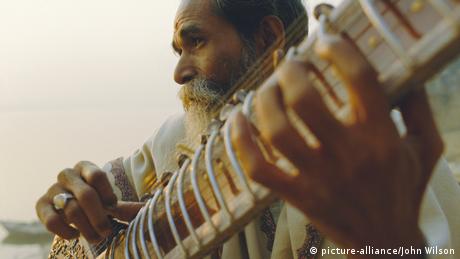 Mann spielt Sitar Musik Instrument.