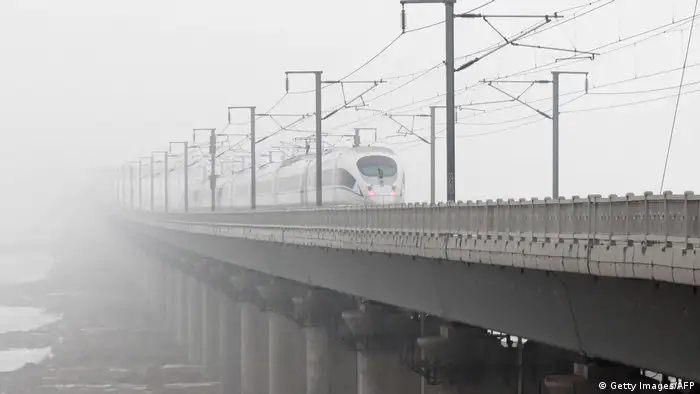 China Smog verschmutzt Eisenbahnzüge (Getty Images/AFP)