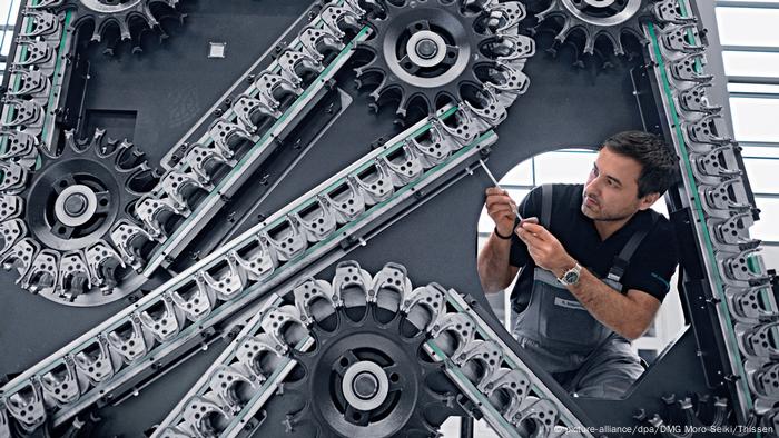 Alemania es un país de ingenieros. Los productos de ingeniería mecánica ocupan el segundo lugar en la lista de exportaciones con ingreso de 169.000 millones de euros. La desventaja: la venta de maquinaria depende de cuánto las diferentes economía quieran, y puedan, invertir en nuevas máquinas.